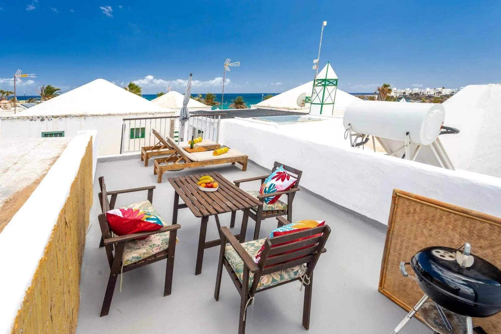 The Beach House - Central Location - Private Plunge Pool - Roof Terrace - 100M To Beach Costa Teguise Holiday home