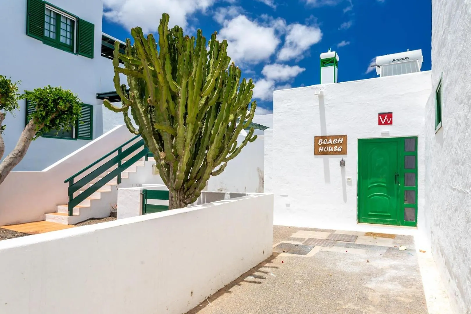 The Beach House - Central Location - Private Plunge Pool - Roof Terrace - 100M To Beach Costa Teguise