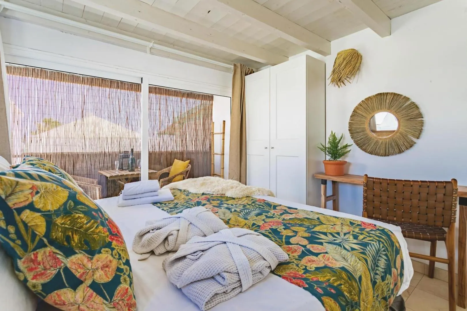 The Beach House - Central Location - Private Plunge Pool - Roof Terrace - 100M To Beach Costa Teguise Holiday home