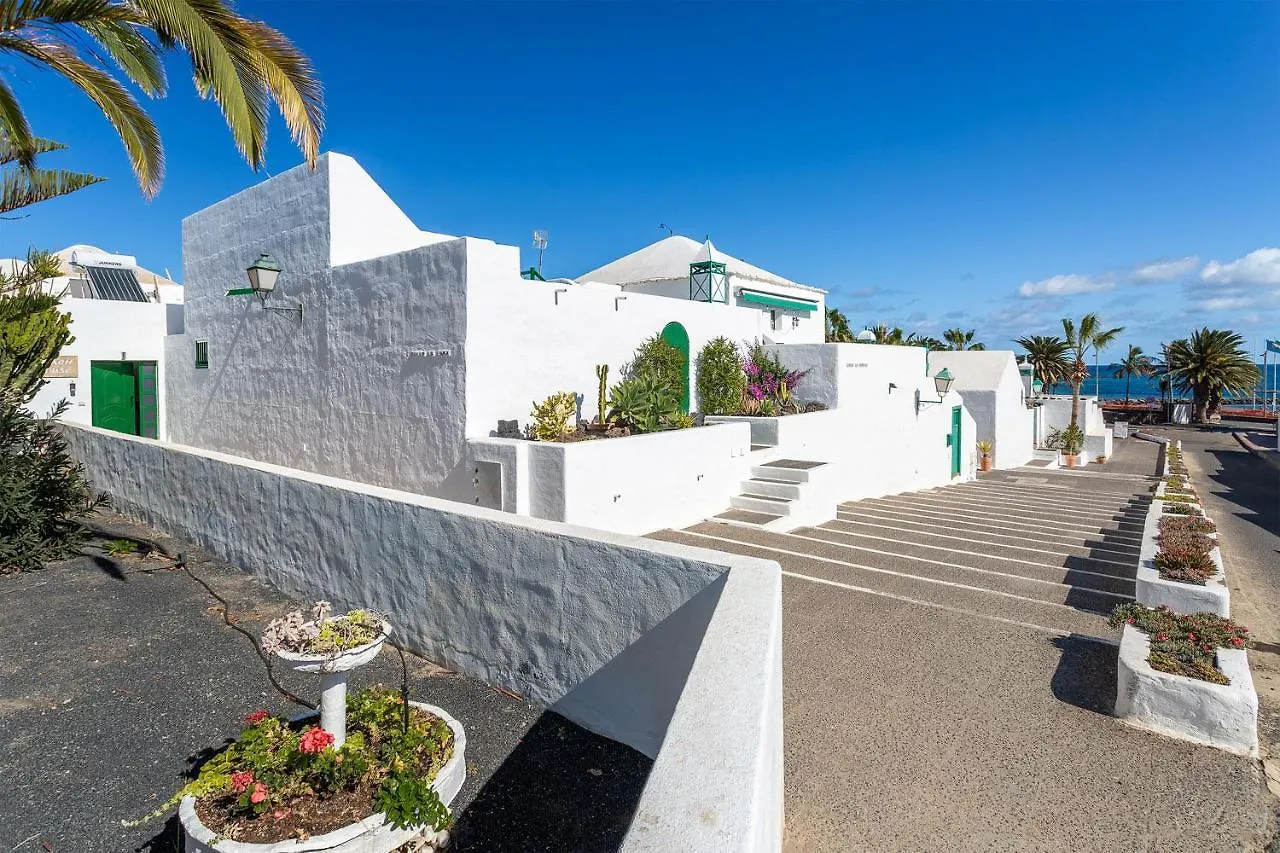 The Beach House - Central Location - Private Plunge Pool - Roof Terrace - 100M To Beach Costa Teguise Spain